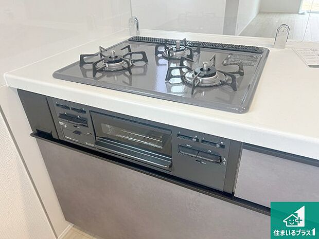 【コンロ】ダブル高火力Ｓｉセンサー付きコンロ！３口あるので、まとめて料理をする時も大活躍！
