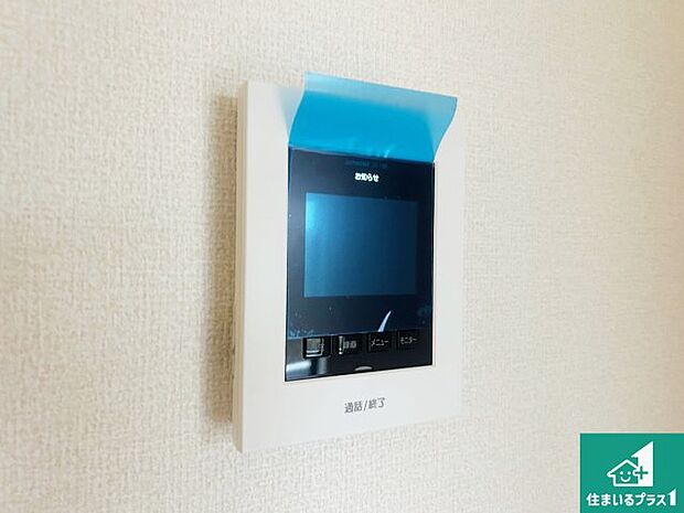 【カラーモニターインターホン】声だけでなく来訪者の姿や顔がモニターで確認できるので、小さなお子様がいらっしゃるご家庭でも安心できます!