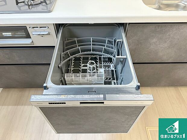 【食器洗い乾燥機】食事後の一仕事、食器洗いをボタン一つでお任せできちゃいます!場所を取らないビルトイン式なので、お料理スペースもしっかり確保!