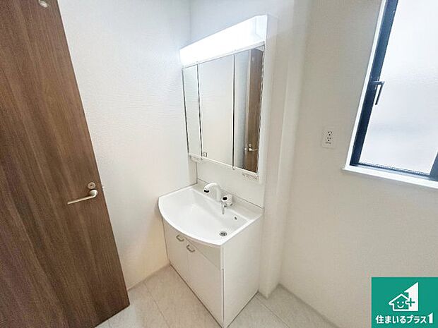 【独立洗面台】清潔感のある洗面台です。フラットな鏡は掃除がしやすく毎日清潔！鏡裏には収納があるのでスッキリとした洗面台が保てます。