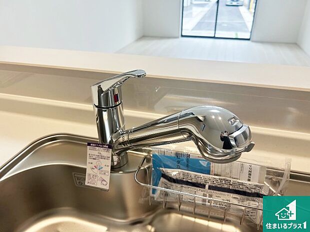 【キッチン水栓】浄水器を内蔵！炊飯時、お茶を作る時に安心してお水を使えます！お湯と冷水、浄水と原水、シャワーの切替えもワンタッチです！