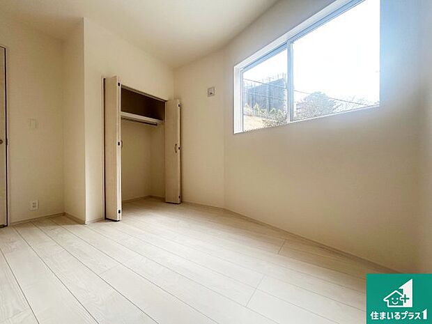 【洋室】収納スペースが充実しているので子供の成長に合わせてたくさん収納ができます!家族構成に合わせた様々な活用ができる収納!