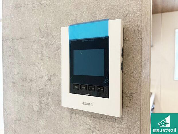 【カラーモニターインターホン】声だけでなく来訪者の姿や顔がモニターで確認できるので、小さなお子様がいらっしゃるご家庭でも安心できます!