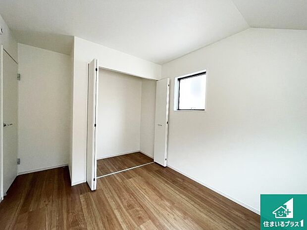 【洋室】収納スペースが充実しているので子供の成長に合わせてたくさん収納ができます!家族構成に合わせた様々な活用ができる収納!