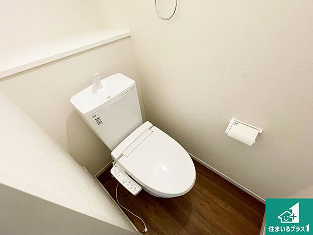 【トイレ】1・2階の2ヶ所にあるので、朝の忙しい時間の順番待ちもなく、深夜の利用にも大変便利です。