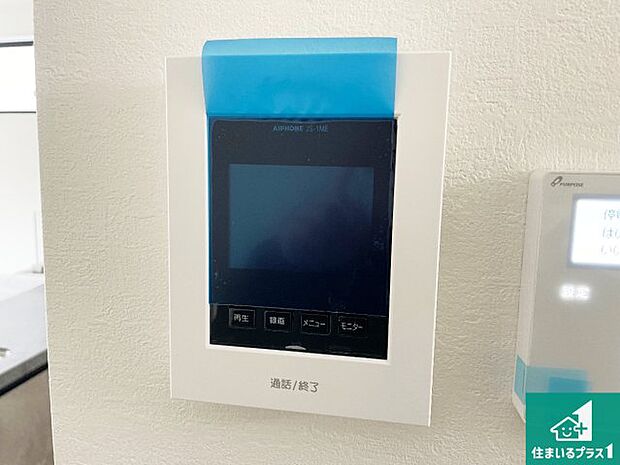【カラーモニターインターホン】声だけでなく来訪者の姿や顔がモニターで確認できるので、小さなお子様がいらっしゃるご家庭でも安心できます!