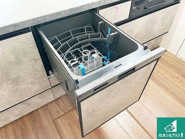 【食洗器】食事後の一仕事、食器洗いをボタン一つでお任せできちゃいます!場所を取らないビルトイン式なので、お料理スペースもしっかり確保!