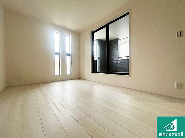 【洋室】寝室は心地よい眠りについてもらいたくて、シンプルかつ開放的な空間な設計にしています！大きな窓から差し込む日が心地いいです♪