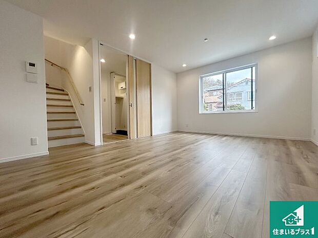 【居間・リビング】日当たり良好の明るいリビングで朝の目覚めもスッキリできそう!対面キッチンでご家族のコミュニケーションも自然と増える設計!小さなお子様が遊ぶスペースを作っても広々とくつろげるLDK!