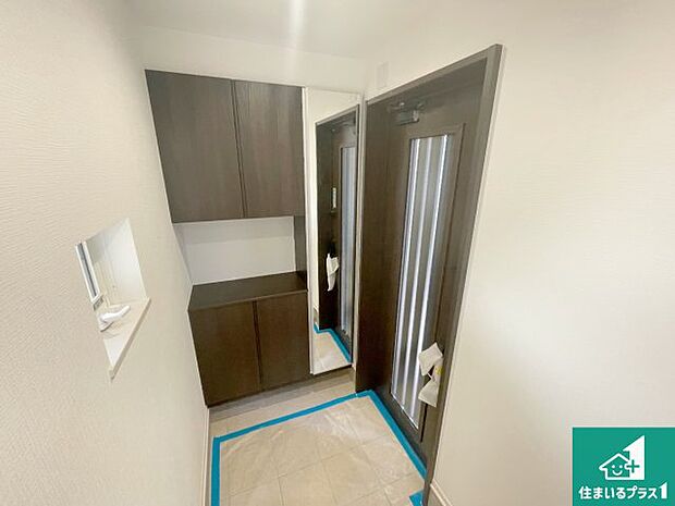 【玄関】シューズボックスにはたくさんの靴が収納できるので玄関周りはいつもスッキリ!ご家族が増えても安心!