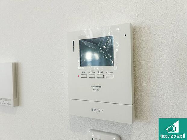 【カラーモニターインターホン】声だけでなく来訪者の姿や顔がモニターで確認できるので、小さなお子様がいらっしゃるご家庭でも安心できます！