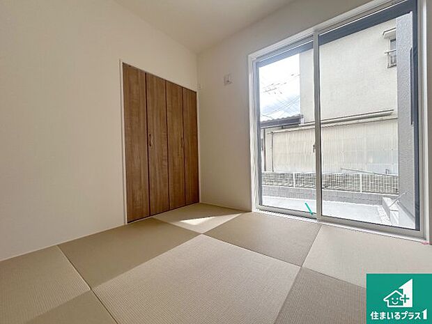 【和室】一室あると便利な和室は客間としてだけでなく、小さなお子様のプレイルームや食後のくつろぎスペースとしてもご利用いただけます。収納もついていますので大活躍間違いなし!