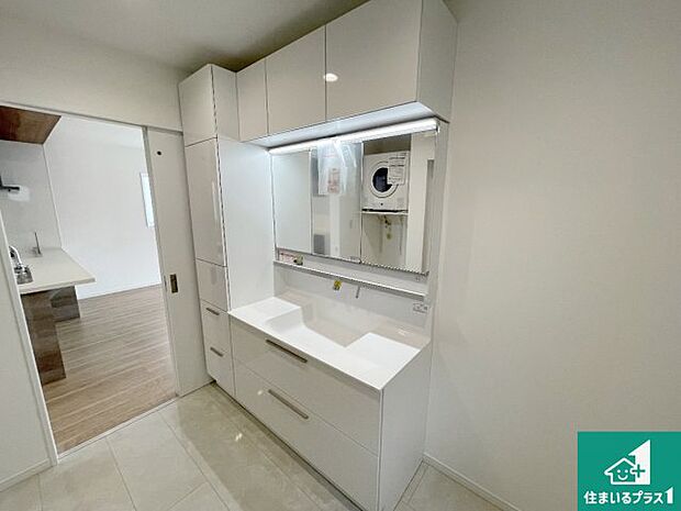 【独立洗面台】清潔感のある洗面台です。フラットな鏡は掃除がしやすく毎日清潔!鏡裏には収納があるのでスッキリとした洗面台が保てます。