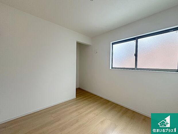 【洋室】シンプルな洋室は、自分好みのインテリアが楽しめます♪ご家族とインテリアや家具を選びに行くのは新築購入時の醍醐味の一つです。ぜひお楽しみください♪