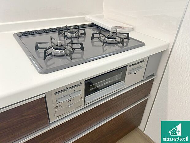 【コンロ】ダブル高火力Ｓｉセンサー付きコンロ！３口あるので、まとめて料理をする時も大活躍！