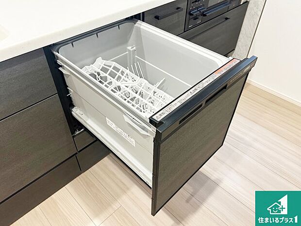 【食洗器】食事後の一仕事、食器洗いをボタン一つでお任せできちゃいます!場所を取らないビルトイン式なので、お料理スペースもしっかり確保!