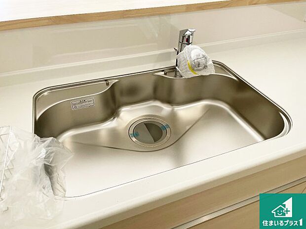 【キッチンシンク】蛇口の先端に浄水器を内蔵しています!原水と浄水、お湯と冷水、シャワーの切替えがワンタッチなので用途によって使い分けられます。