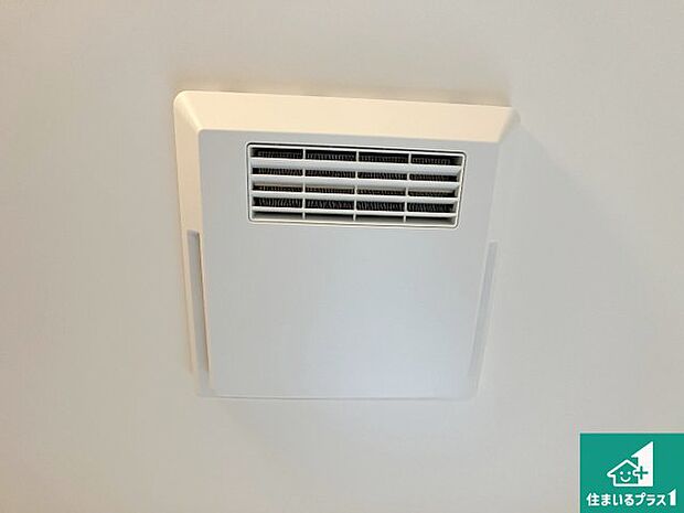 【浴室暖房乾燥機】四季を通して快適なバスライフをお手伝いする浴室暖房乾燥機！浴室の乾燥・暖房・涼風・換気はもちろん、２４時間換気にも対応！ 