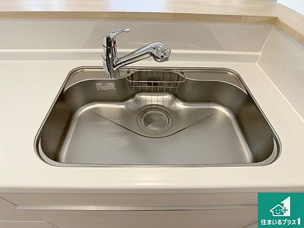 【キッチンシンク】蛇口の先端に浄水器を内蔵しています！原水と浄水、お湯と冷水、シャワーの切替えがワンタッチなので用途によって使い分けられます。