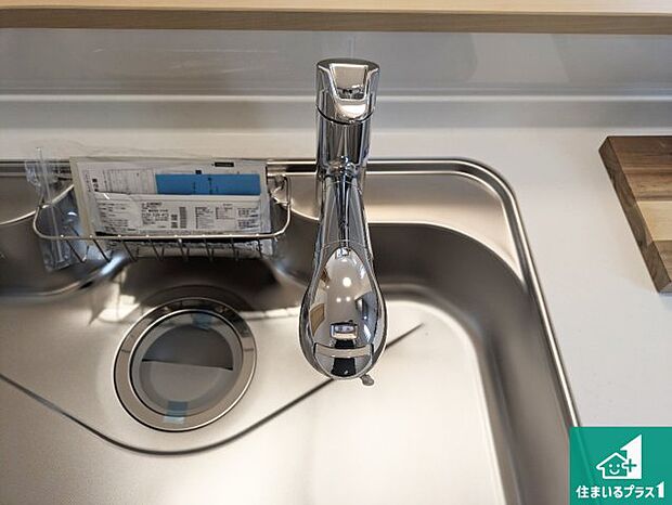 【キッチン水栓】浄水器を内蔵！炊飯時、お茶を作る時に安心してお水を使えます！お湯と冷水、浄水と原水、シャワーの切替えもワンタッチです！