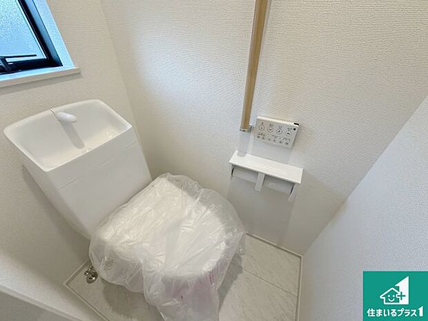 【トイレ】1・2階の2ヶ所にあるので、朝の忙しい時間の順番待ちもなく、深夜の利用にも大変便利です。