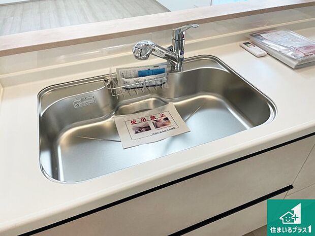 【キッチンシンク】蛇口の先端に浄水器を内蔵しています！原水と浄水、お湯と冷水、シャワーの切替えがワンタッチなので用途によって使い分けられます。