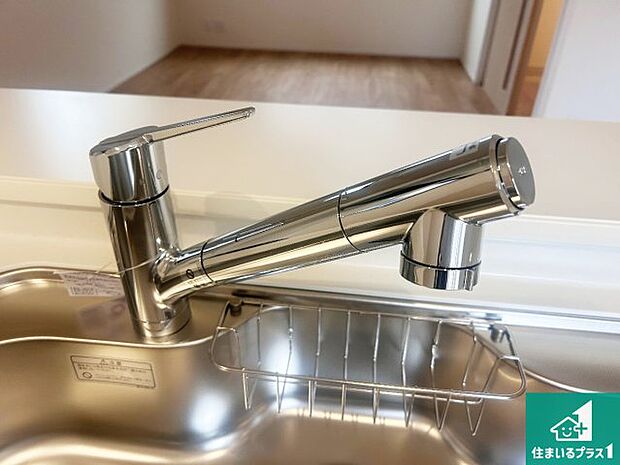 【キッチン水栓】浄水器を内蔵!炊飯時、お茶を作る時に安心してお水を使えます!お湯と冷水、浄水と原水、シャワーの切替えもワンタッチです!