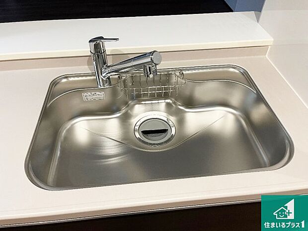 【キッチンシンク】蛇口の先端に浄水器を内蔵しています！原水と浄水、お湯と冷水、シャワーの切替えがワンタッチなので用途によって使い分けられます。