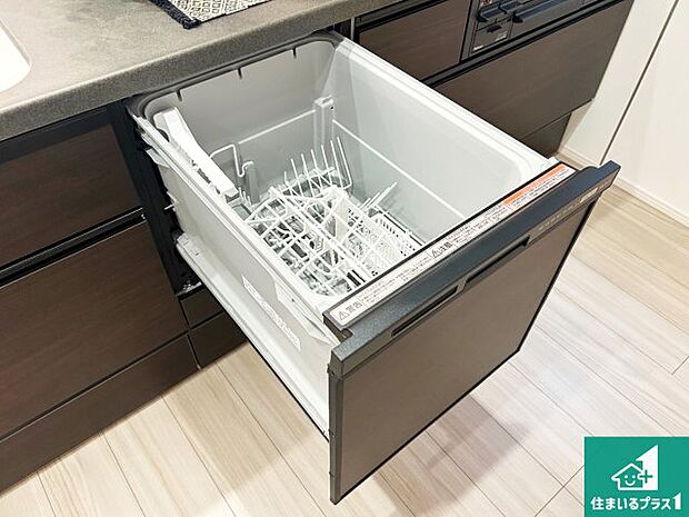 【食洗器】食事後の一仕事、食器洗いをボタン一つでお任せできちゃいます！場所を取らないビルトイン式なので、お料理スペースもしっかり確保！