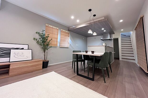 【photo/リビング】
縦長のLDKは、家族がどこにいても姿を確認できるので安心です。