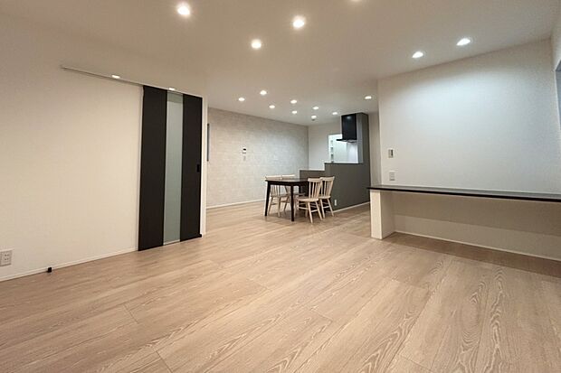 ■Photo/5号地LDK■
19.1帖のゆとりある空間を確保したLDK。一角のカウンタースペースは、作業スペースや飾り棚など、様々な使い方ができます。