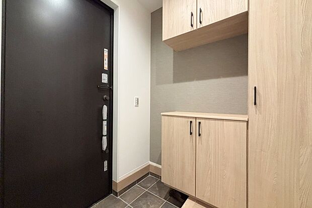 ■Photo/5号地玄関■
シューズクロークは、車のカギや思い出の写真などを飾っておくことができる人気のコの字型を完備。