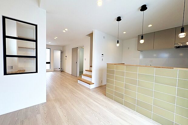 【■Photo/1号地LDK■】キッチンのセラミックタイルがお部屋のアクセントになっています。フローリングと優しいグリーンカラーが安らぎを与えてくれます。