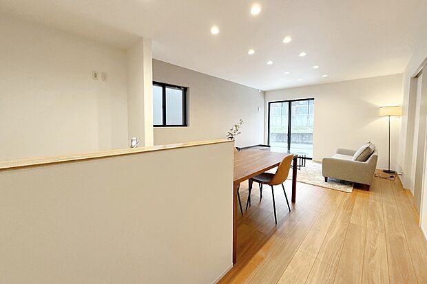 【■Photo/4号地LDK■】室内にいてもたっぷりの陽光とさわやかな風を感じていただける、開放感あふれるリビング。コミュニケーションがとりやすいリビング階段です。