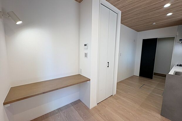 【■Photo/1号地カウンタースペース■】リビングの一角にカウンタースペースを設置。作業スペースやお子様のスタディスペースなど、幅広い用途でお使いいただけます。