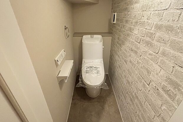 【■Photo/2号地トイレ■】タンク上の手洗はシームレスで拭き掃除がしやすいデザイン。便器のフチを丸ごとなくし、サッとひと拭き、お掃除ラクラクです。