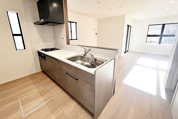 【■Photo/1号地キッチン■】お部屋全体を見渡せるカウンターキッチン。約40点の食器が入る食洗機付きで家事がはかどります。