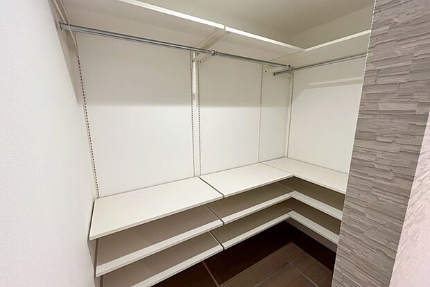 【■Photo/1号地ファミリークローク■】リビング内にはファミリークロークを完備。家族の衣類を1か所に収納でき、家事効率UP。