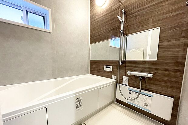 ■5号地／浴室■
デザインと節水を両立させた半身浴ができるベンチ付の節水型浴槽。暖房乾燥機もあるので冬場の寒さを軽減してくれます◎