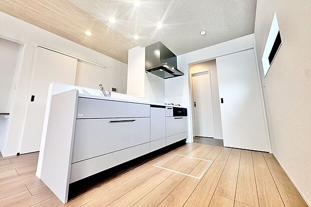 ■Photo/3号地カウンターキッチン■
お部屋全体を見渡せるカウンターキッチン。約40点の食器が入る食洗機付きで後片付けの負担が軽減されます。