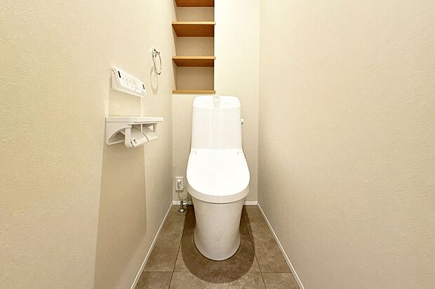 【■Photo/3号地トイレ■】強力な水流が便器鉢内のすみずみまで回り、少ない水でもしっかり汚れを洗い流します。便器のフチを丸ごとなくし、サッとひと拭き、お掃除ラクラクです。