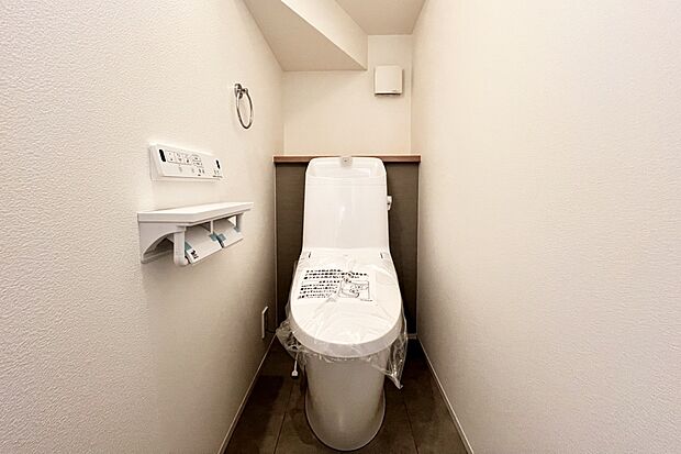 【■Photo/2号地トイレ■】便器のフチを丸ごとなくし、サッとひと拭き、お掃除ラクラクです。強力な水流が便器鉢内のすみずみまで回り、少ない水でもしっかり汚れを洗い流します。