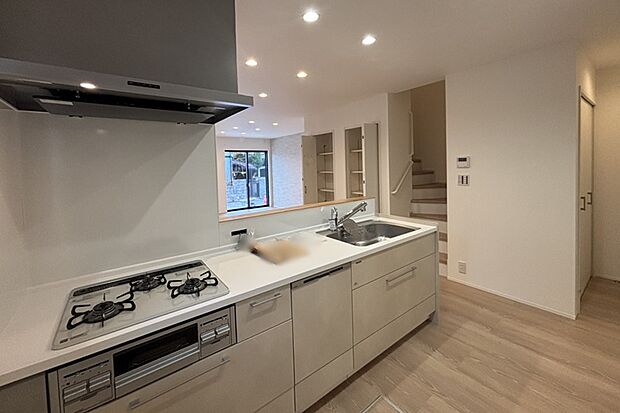 【1号地キッチン】
水廻りがまとまった家事の時短が叶うプラン。廊下がなく、リビング広々！キッチンに立つとリビングはもちろん、窓の外が見渡せ、視界が抜けて気持ちがいい！