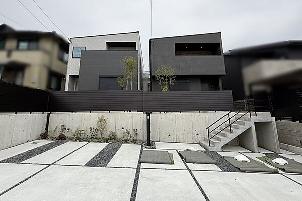 【鳥瞰連棟外観(右側：4号地、左側：5号地】
リニモ「杁ヶ池公園」駅　徒歩5分、東山線「藤が丘」駅　自転車8分の住環境の整った立地に太陽光搭載、長期優良住宅の邸宅が堂々完成。西小学校徒歩7分。