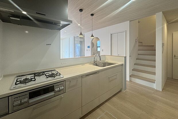 【5号地内観写真:キッチン】
21帖のリビング。キッチンからリビング全体を眺めることができます。