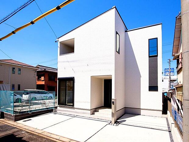 外観写真
カバンから鍵を取り出さずに施錠できる電子キーの玄関ドアを採用。再配達の手間がない宅配BOX、EVコンセントも標準設備です。