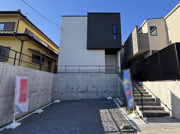 【３号地外観写真】
ツートンカラーでシックな外観。