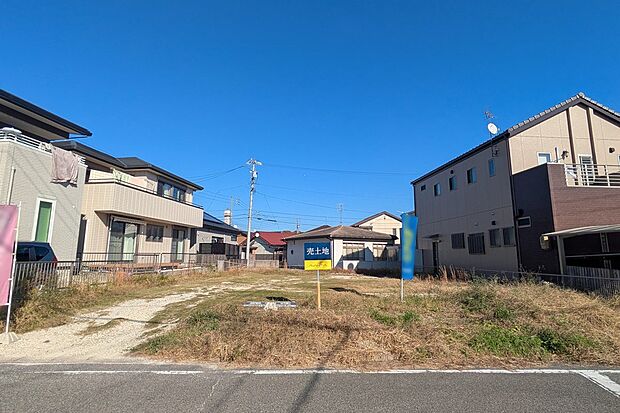 【現地写真】
駐車しやすい前面道路ゆったり約6ｍ。
