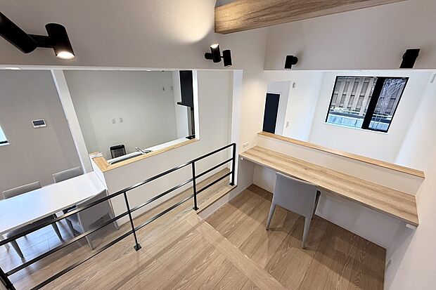 【【4号地内観写真:スキップフロア】】スキップフロアを設けた4号地。リビングと程よい距離感で、心地のよい空間です。立体間のあるリビングは、より広く感じられます。