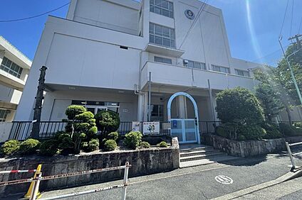 本郷小学校 650ｍ(徒歩9分)